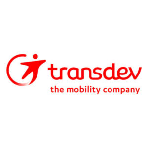 Logo de Transdev, 'the mobility company', avec le nom 'Transdev' en minuscules rouges à côté d'une figure stylisée ressemblant à une personne en mouvement ou un point sur un chemin, également en rouge. Le slogan 'the mobilité company' est écrit en dessous en lettres grises, soulignant l'accent de l'entreprise sur les services de mobilité.